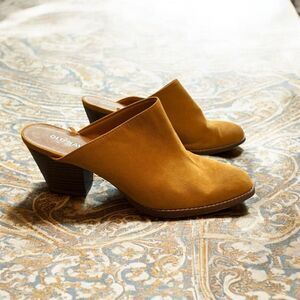 Old Navy Yellow Pointed Toe Mules Slip On 7.5 Faux Suede